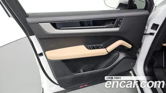 Porsche Cayenne 2025 — Photo 17/33