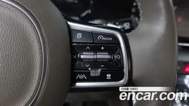 Kia Carnival 2021 — ფოტო 16/20