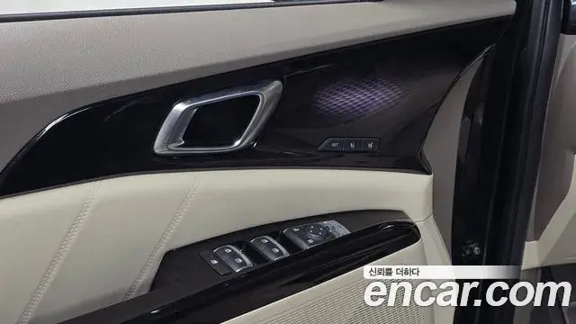 Kia Carnival 2021 — ფოტო 17/20