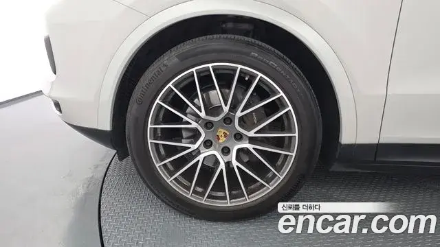 Porsche Cayenne 2022 — ფოტო 4/33