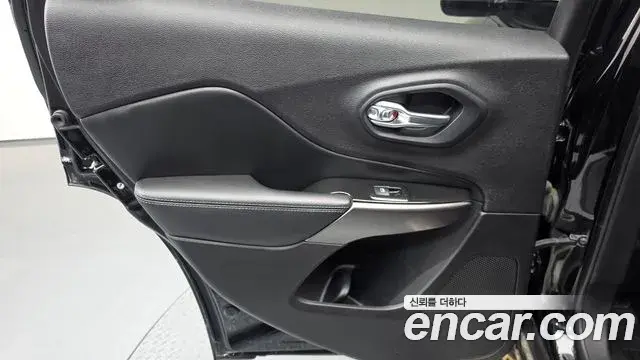 Jeep Cherokee 2019 — Şəkil 14/36