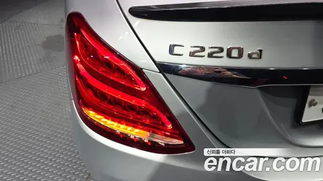 Mercedes-Benz C-Class 2018 — Şəkil 19/30