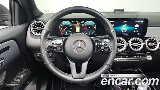 Mercedes-Benz GLB-Class 2021 — Şəkil 28/31