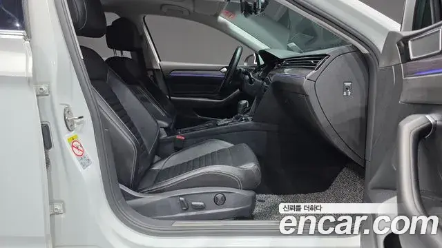 Volkswagen Passat GT 2022 — Şəkil 27/33