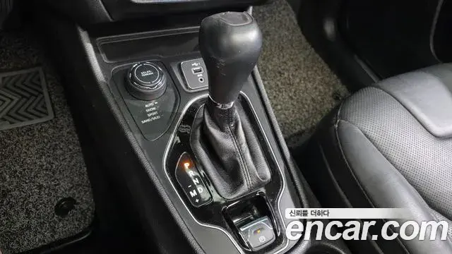 Jeep Cherokee 2021 — ფოტო 16/32