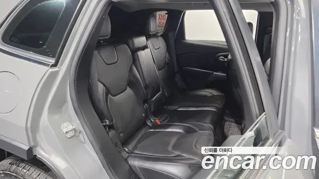 Jeep Cherokee 2021 — ფოტო 19/32