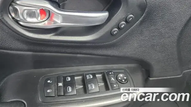 Jeep Cherokee 2021 — ფოტო 25/32