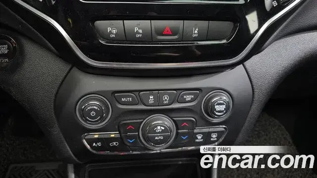 Jeep Cherokee 2021 — ფოტო 7/32