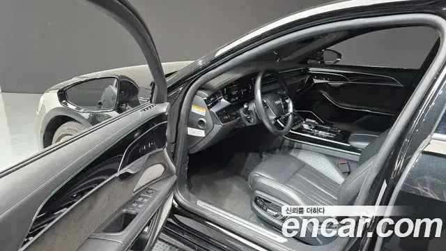 Audi A8 2021 — Photo 10/33