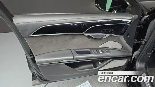Audi A8 2021 — Photo 11/33