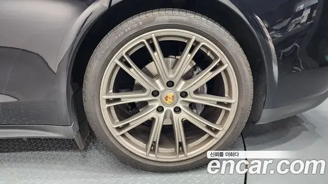 Porsche Panamera 2023 — ფოტო 36/38