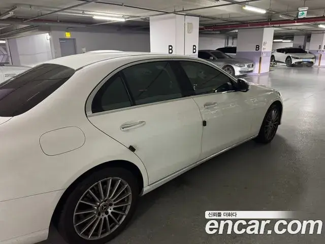 Mercedes-Benz E-Class 2021 — Photo 2/12