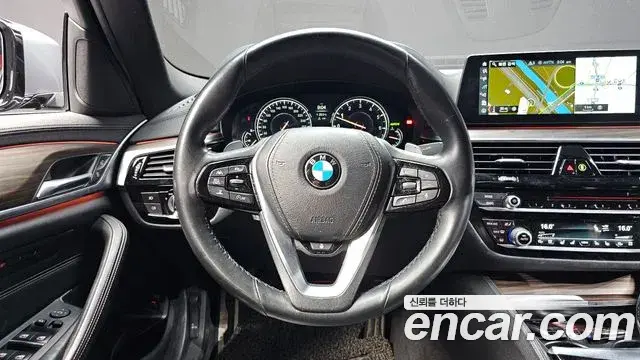 BMW 5 Series 2018 — ფოტო 14/20