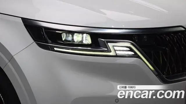 Kia Carnival 2021 — ფოტო 1/38