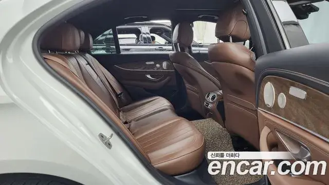 Mercedes-Benz E-Class 2023 — Фото 12/20
