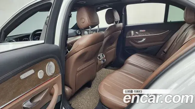 Mercedes-Benz E-Class 2023 — ფოტო 25/33