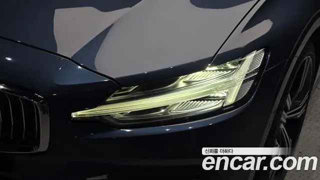 Volvo S60 2021 — ფოტო 23/31
