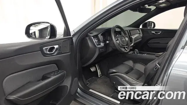 Volvo XC60 2021 — Şəkil 24/36