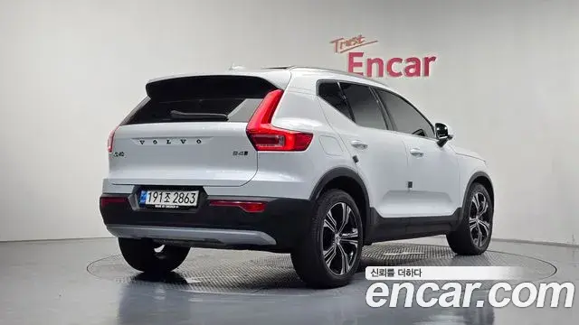 Volvo XC40 2021 — Фото 2/20