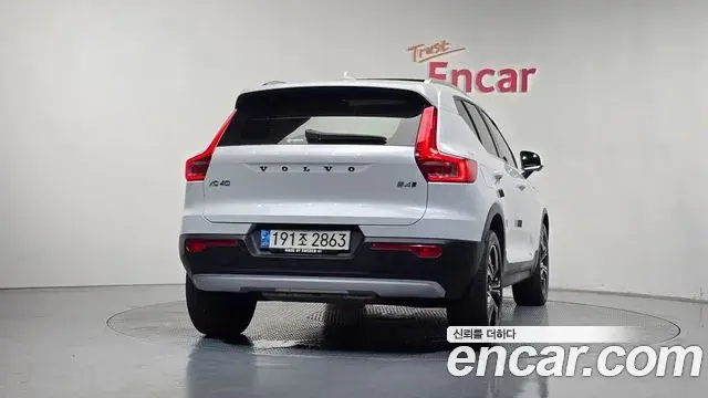 Volvo XC40 2021 — Фото 4/20