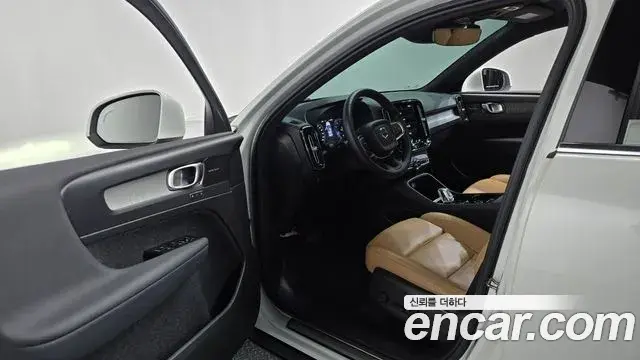 Volvo XC40 2021 — Фото 10/20