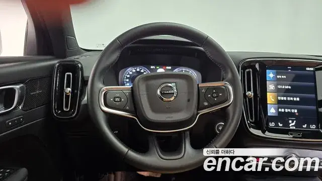 Volvo XC40 2021 — Фото 12/20