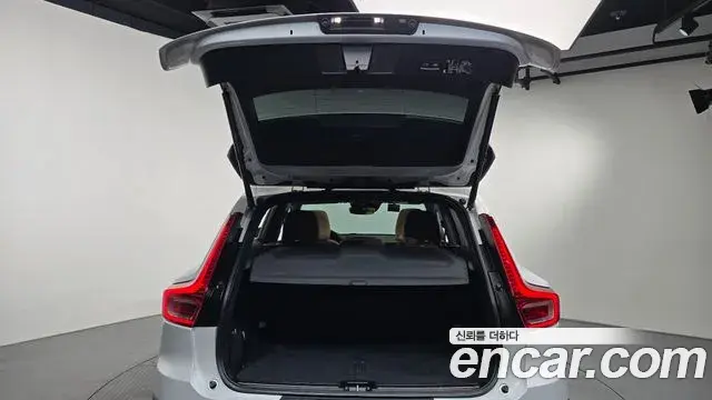Volvo XC40 2021 — Фото 17/20