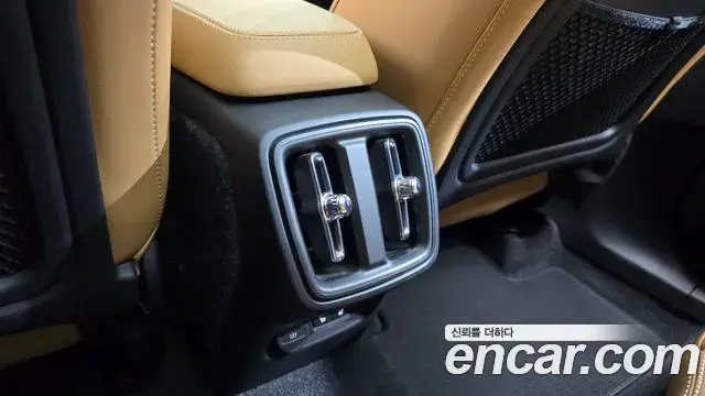 Volvo XC40 2021 — Фото 18/20