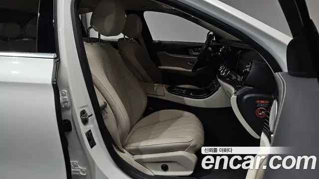 Mercedes-Benz E-Class 2023 — Фото 12/20