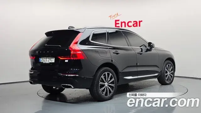 Volvo XC60 2021 — Şəkil 24/36