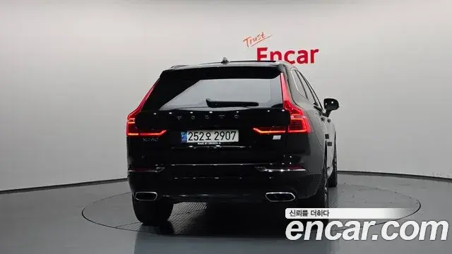 Volvo XC60 2021 — Şəkil 26/36