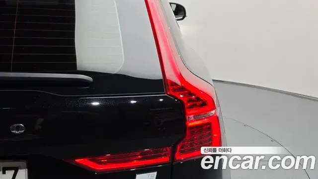 Volvo XC60 2021 — Şəkil 17/36