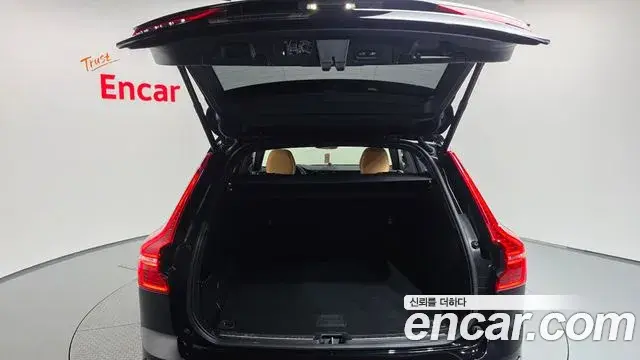 Volvo XC60 2021 — Şəkil 32/36