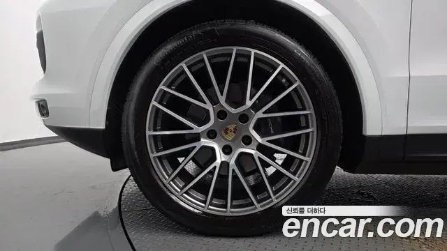 Porsche Cayenne 2023 — ფოტო 26/39
