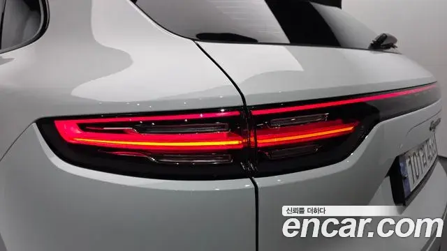 Porsche Cayenne 2023 — ფოტო 4/39
