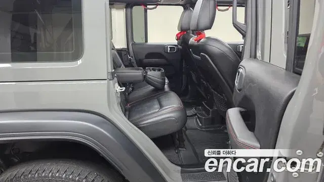 Jeep Wrangler 2021 — ფოტო 7/32