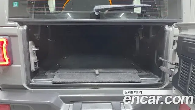 Jeep Wrangler 2021 — ფოტო 18/32