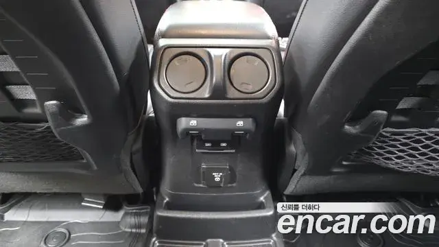 Jeep Wrangler 2021 — ფოტო 24/32