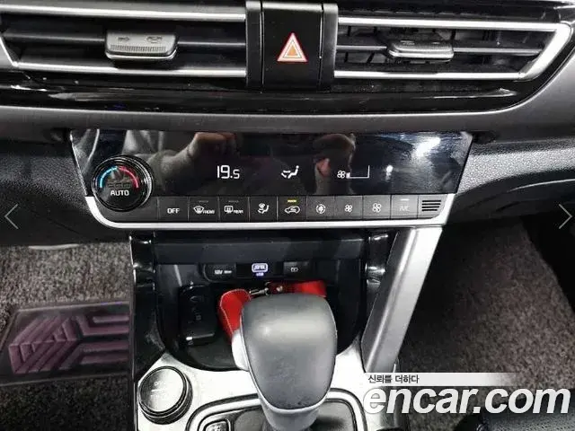 Kia Seltos 2020 — ფოტო 16/19