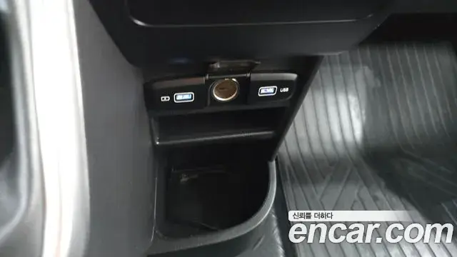 Hyundai Staria 2023 — Фото 17/20