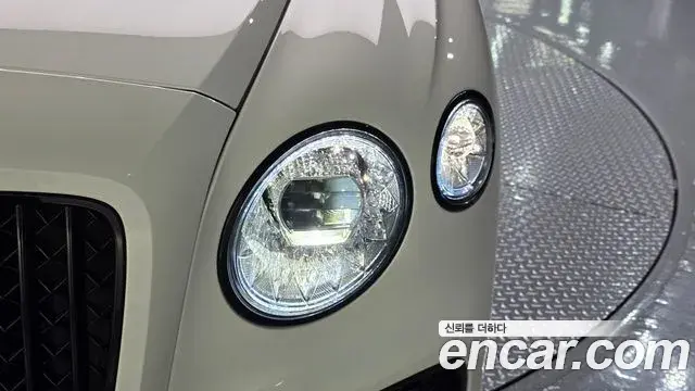 Bentley Flying Spur 2023 — ფოტო 37/37