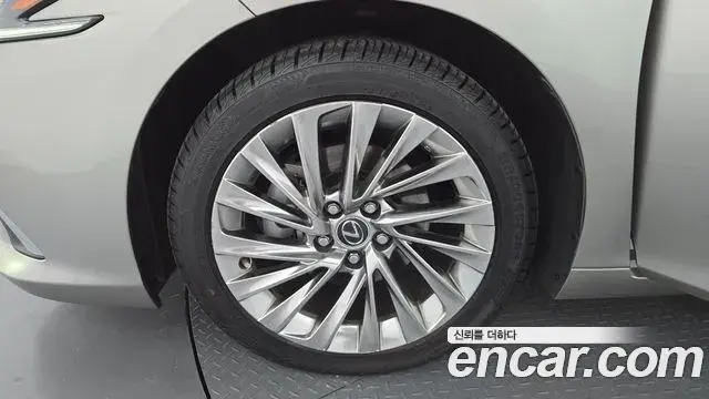 Lexus ES300h 2023 — Photo 7/33