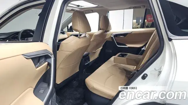 Toyota RAV4 2022 — Şəkil 10/31