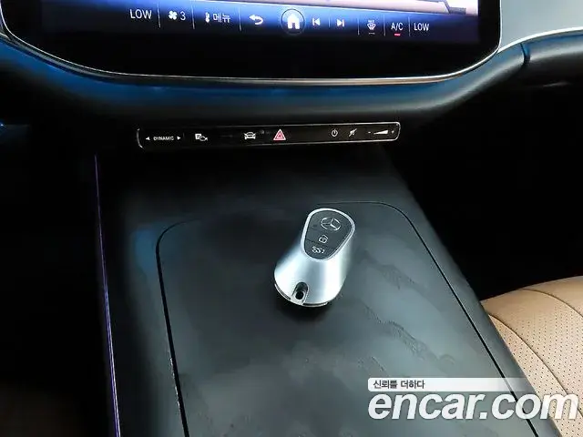 Mercedes-Benz E-Class 2024 — Photo 12/20