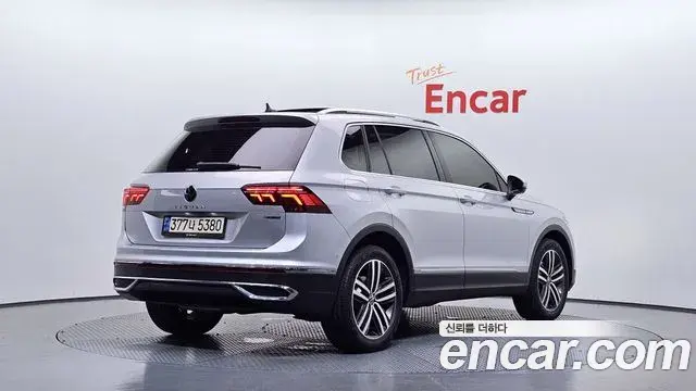 Volkswagen Tiguan 2021 — ფოტო 8/35