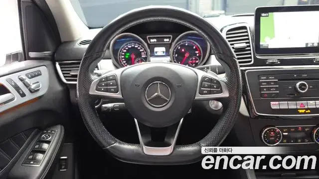 Mercedes-Benz GLE-Class 2018 — Şəkil 18/20