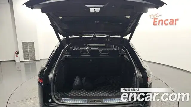 Land Rover Range Rover Velar 2018 — ფოტო 16/36