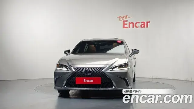 Lexus ES300h 2021 — Photo 3/20