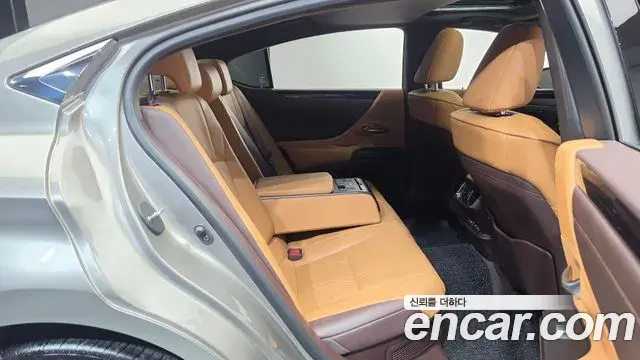 Lexus ES300h 2021 — Photo 11/20