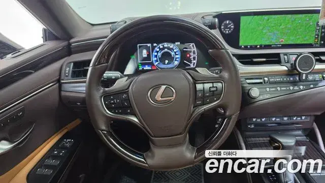 Lexus ES300h 2021 — Photo 13/20